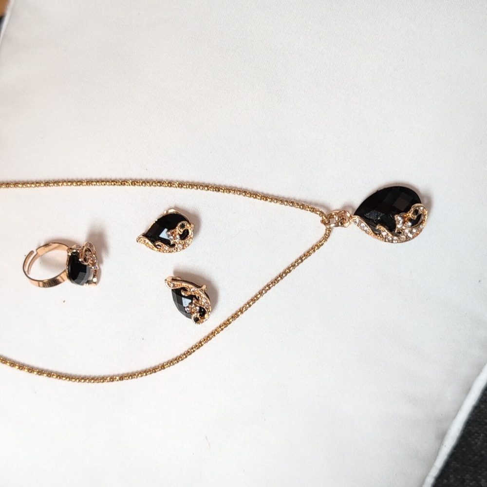 Elegant Black and Gold Jewelry Set